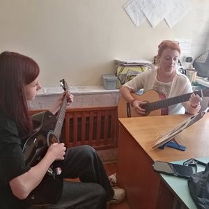 Продолжается мастер-класс «Гитара для всех» в рамках программы «Пушкинская карта»