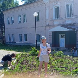 Избавили от сорняков клумбу